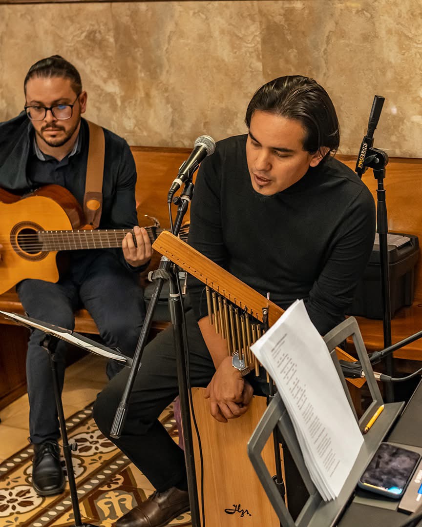 Diego Burga durante un servicio musical